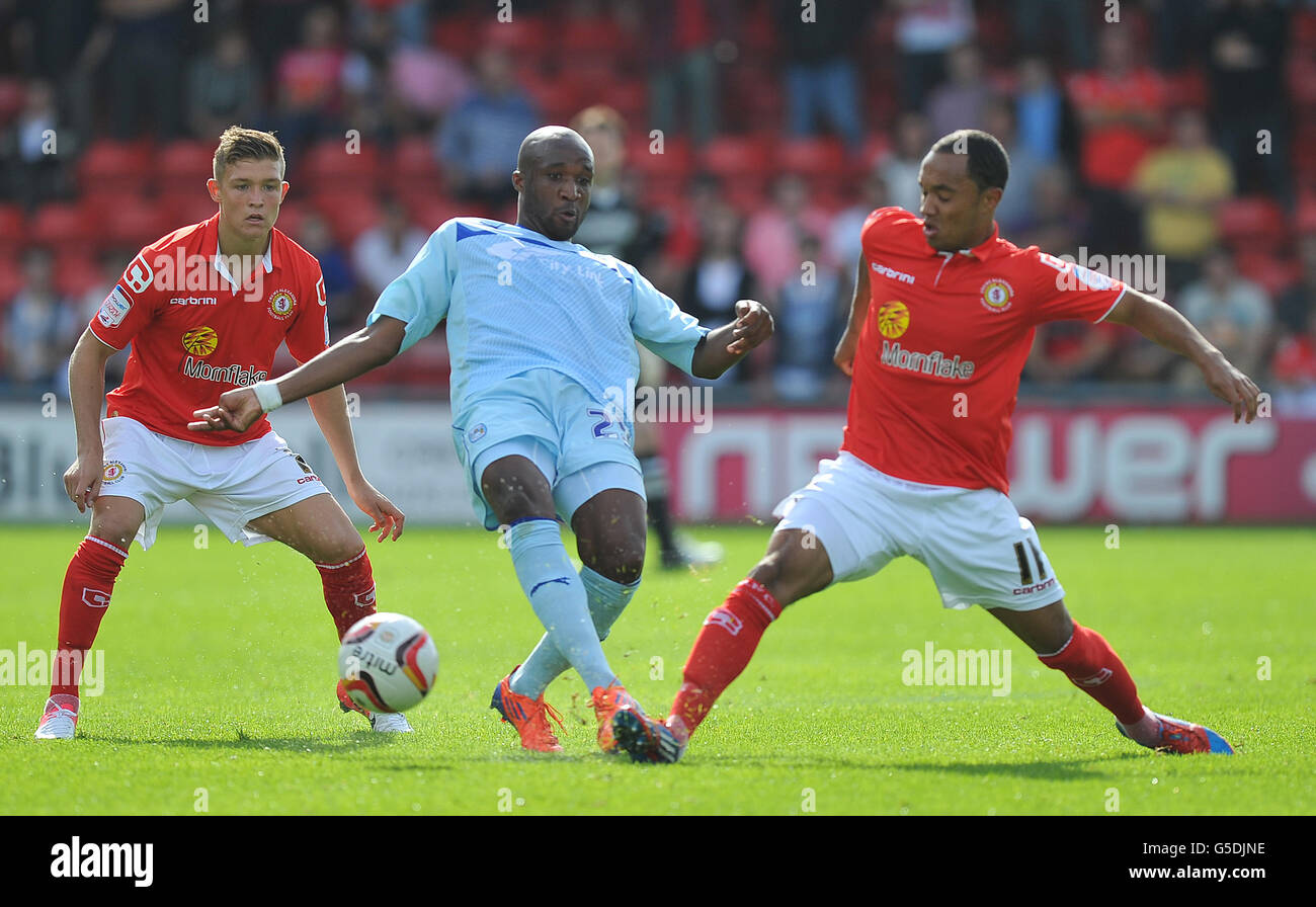 William Edjenguele de Coventry City est sous pression lors du match de la npower football League One à Gresty Road, Crewe. Banque D'Images