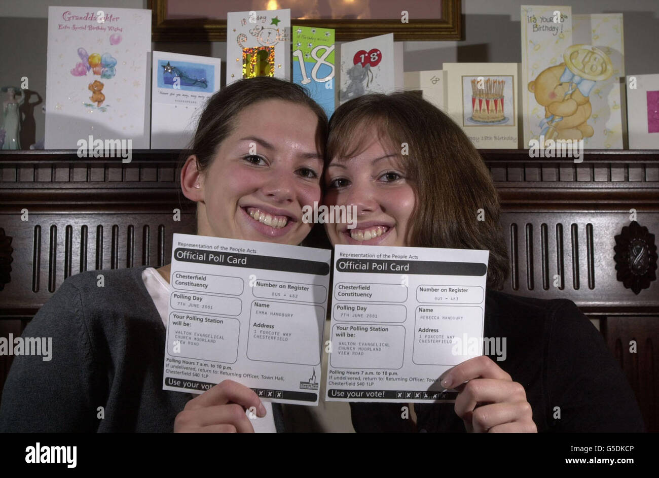 Les jumeaux identiques Emma (L) et Rebecca Handbury, de Chesterfield, célèbrent leur 18e anniversaire avec des cartes d'anniversaire et des cartes de vote comme ils se préparent à voter à l'élection générale.les jumeaux voteront avant d'aller à l'école, où ils sont assis UN niveau. * les électeurs britanniques ne peuvent pas voter avant leur 18e anniversaire. Banque D'Images