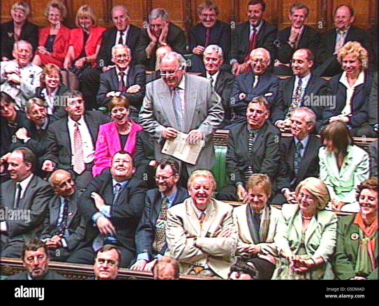 L'ancien président de la Chambre des communes, le très honorable Michael Martin, député, s'adresse à la Chambre des communes à Westminster pour demander la réélection à ce poste. La première législature qui a suivi les élections générales de la semaine dernière a été convoquée pour la première fois. * en plus d'un orateur assermenté, les nouveaux députés devront prêter serment d'allégeance à la reine Elizabeth. Banque D'Images