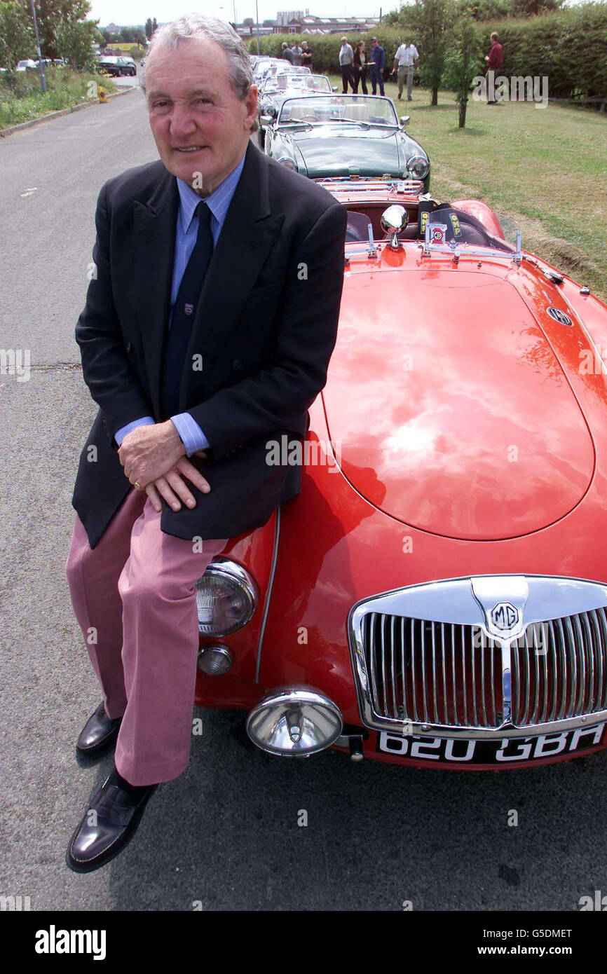 Paddy Hopkirk, le dernier homme à conduire un MG dans la course de 24 heures du Mans en France, en 1965, avec quelques VOITURES MG au siège de Lola à Huntingdon. Les constructeurs de voitures de course Lola ont conçu et construit une voiture DE course MG. * ... pour cette année la course du Mans qui a lieu le samedi 16 2001 juin. Banque D'Images