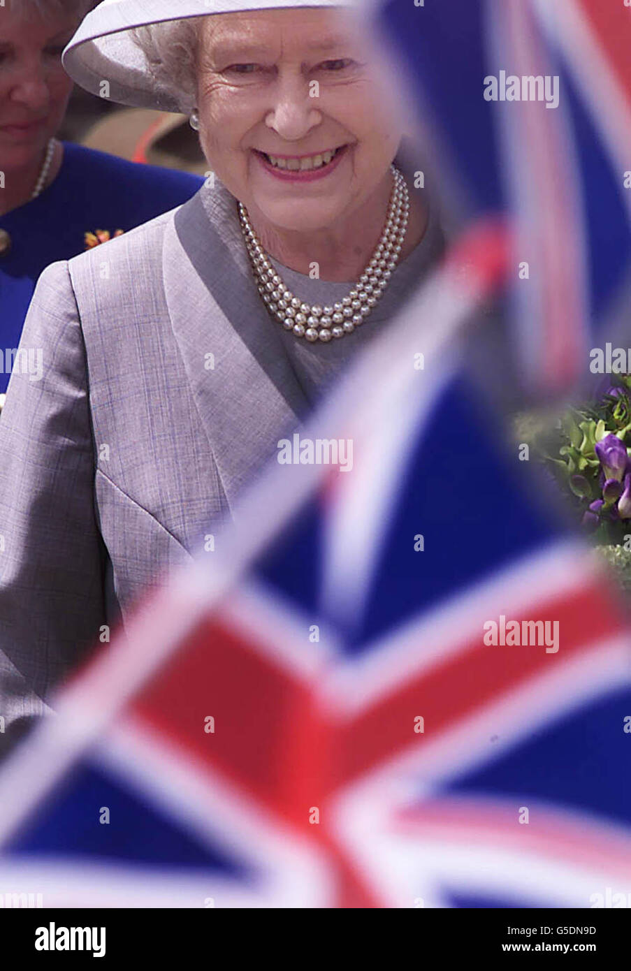 La reine Elizabeth II de Grande-Bretagne rencontre le public avant de visiter la broderie du millénaire de Sunbury, dans le jardin clos, Sunbury on Thames, Middlesex. *... la broderie, qui a pris 200 personnes cinq ans à coudre, a représenté l'histoire et les monuments du village, y compris un arbre de l'if local écrit sur par Charles Dickens dans Oliver Twist, la maison où Edward VIII a courtisé Freda Dudley-Ward avant son prochain amour Wallis Simpson, Et le sous-maître de poste du village actuel, Albert Skinner. Banque D'Images