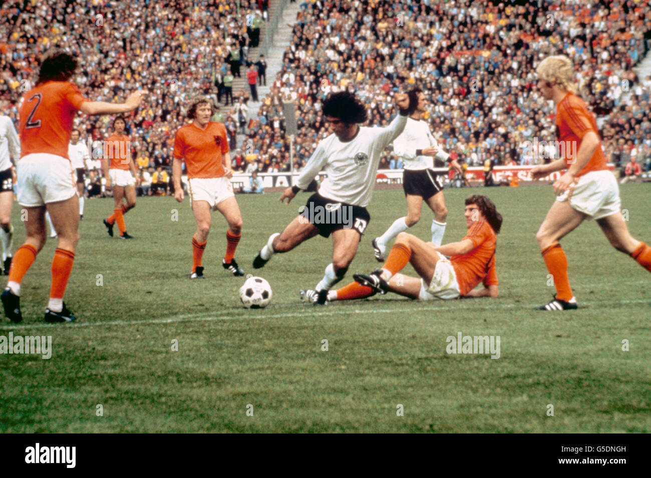 Football - coupe du monde 1974 - finale - Allemagne de l'Ouest / Hollande. Gerd Muller, en Allemagne de l'Ouest, marque un but Banque D'Images