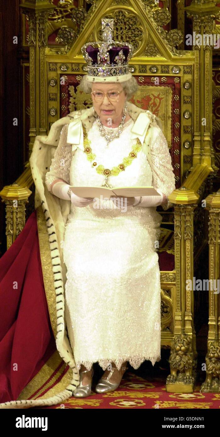 La Reine Elizabeth II intervient à l'occasion de l'ouverture d'État du Parlement, à Westminster, dans le centre de Londres.Portant une tenue de cérémonie la Reine s'est adressée à la Chambre des communes à la lecture du discours pour mettre en valeur le nouveau programme législatif du gouvernement travailliste. Banque D'Images