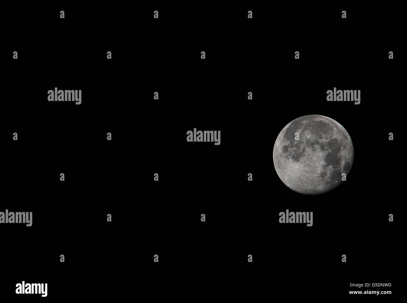 La Lune est le seul satellite naturel de la Terre et le cinquième plus grand satellite du système solaire. Banque D'Images
