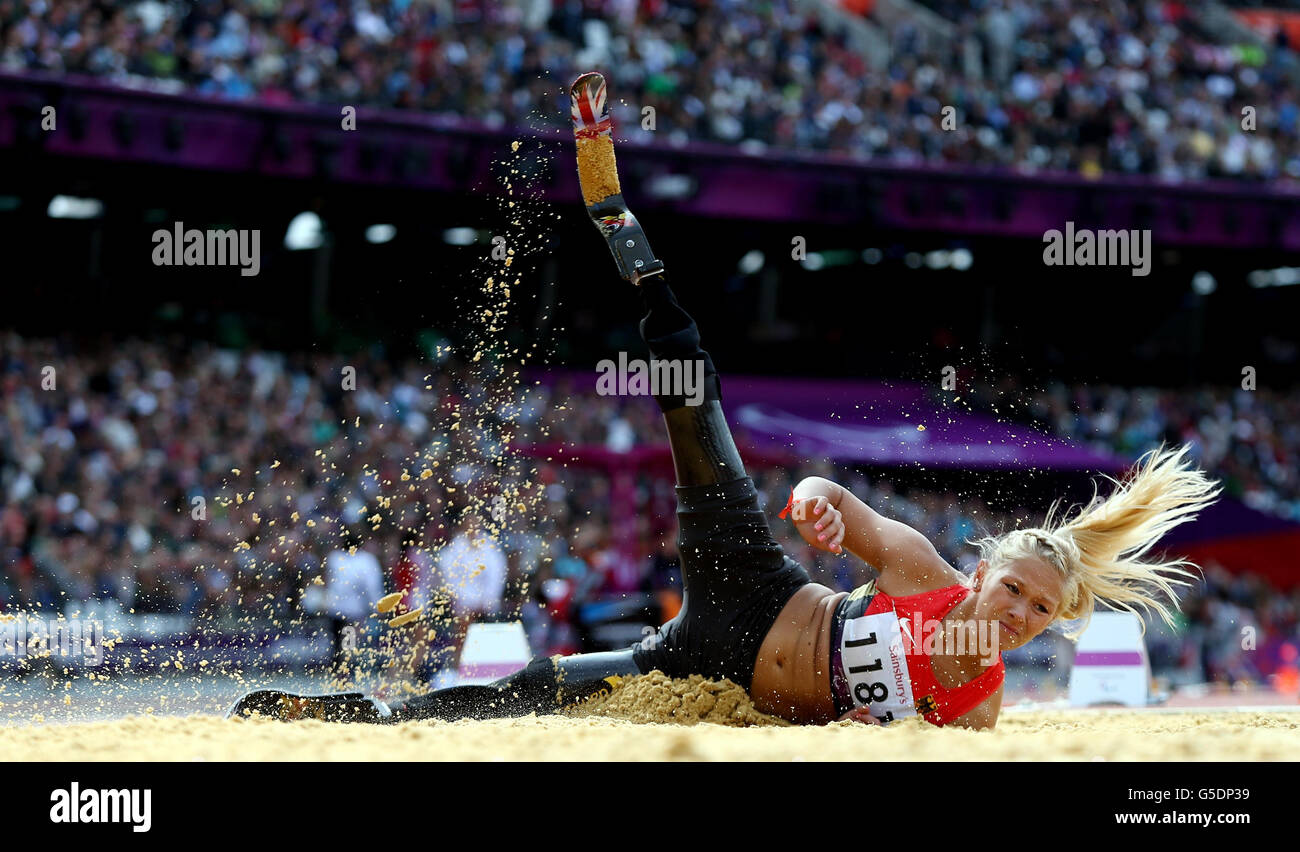 Vanessa Lowl en Allemagne dans le long Jump féminin T42/44 dans le stade olympique, Londres. Banque D'Images