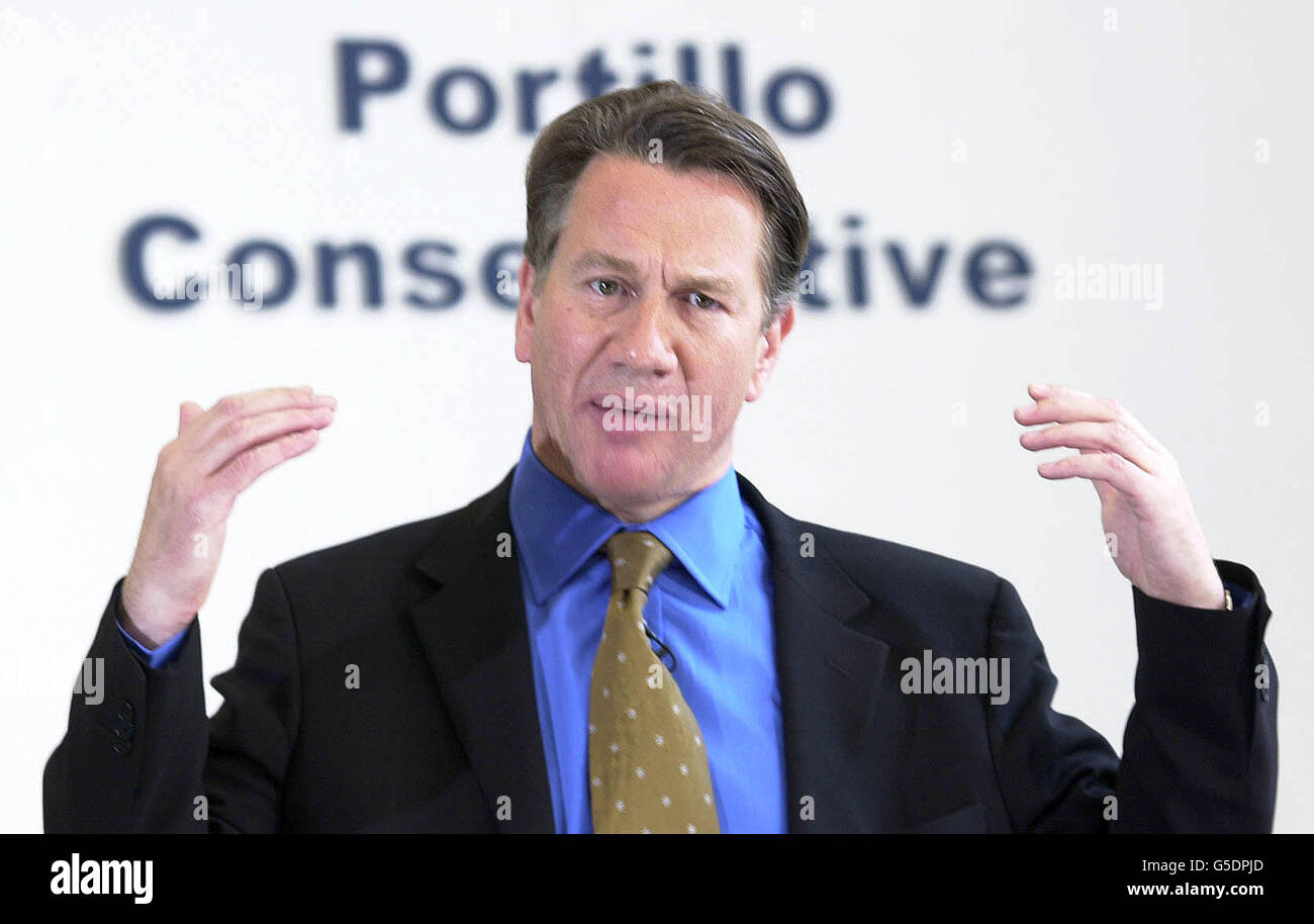 Le chancelier fantôme Michael Portillo lors d'un petit-déjeuner de travail avec des supporters et des journalistes à Londres ce matin, où il lance officiellement sa campagne pour le leader conservateur.* On pense que M. Portillo a déjà établi une avance importante sur les confrères David Davis et Iain Duncan Smith parmi les membres du cabinet fantôme et les députés conservateurs.Mais le choix final du leader sera entre les mains des 350,000 militants conservateurs de la base, qui choisiront parmi une liste de deux candidats issus du scrutin des députés. Banque D'Images