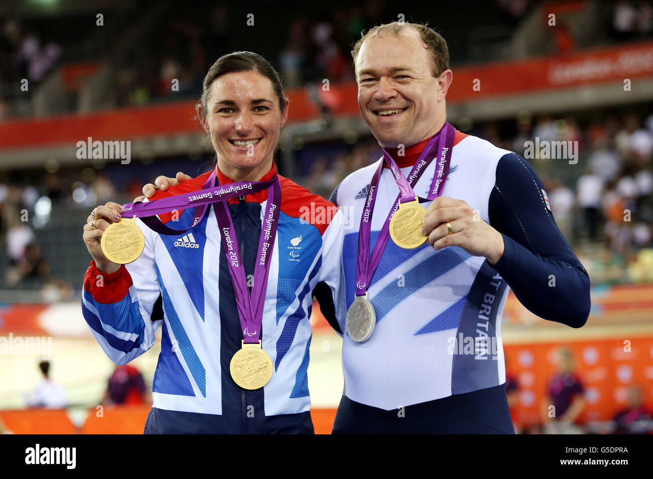 Jeux paralympiques de Londres - jour 4.Sarah et Barney Story posent avec leurs médailles remportées lors de la piste paralympique de vélo au Velodrome dans le Parc Olympique, Londres. Banque D'Images