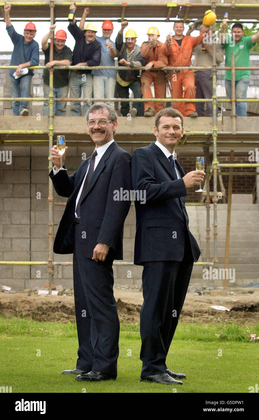 Derek Wilson, 53 ans, de Thornton à Fife (à gauche), accompagné de son beau-fils Paul Fane, 35 ans, qui, avec l'épouse de Derek Sheila, est devenu le plus grand gagnant de loterie en Écosse après avoir gagné 11.1 millions, fêtent avec du champagne. * ... comme ils sont applaudi par les constructeurs à proximité à un appel de presse à un hôtel à Kirkcaldy. Banque D'Images