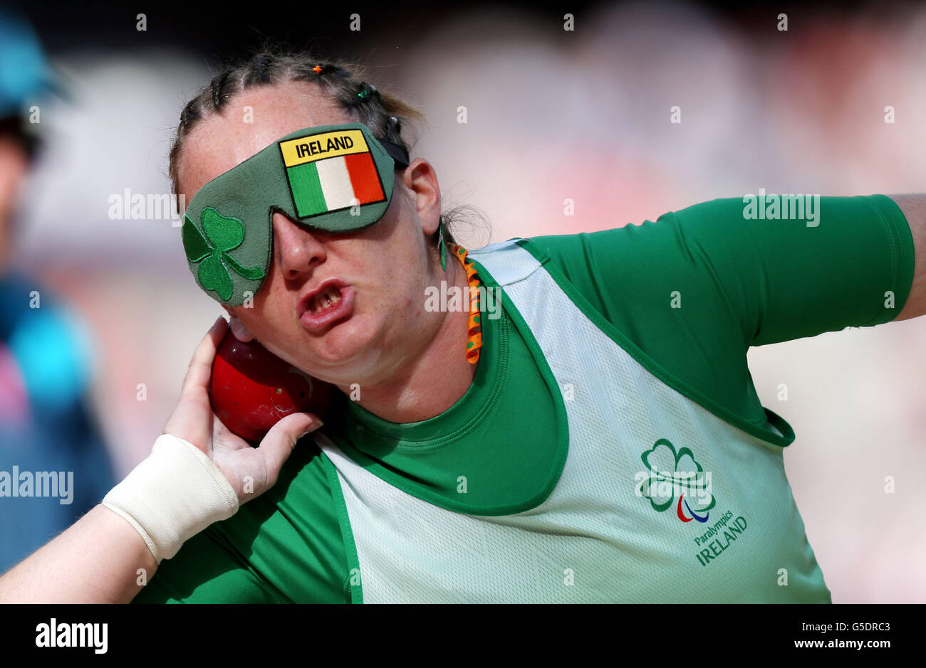 Jeux paralympiques de Londres - jour 7.Nadine Lattimore, de la République d'Irlande, lors du Women's Shot, a mis la catégorie F11/12 dans le stade olympique de Londres. Banque D'Images