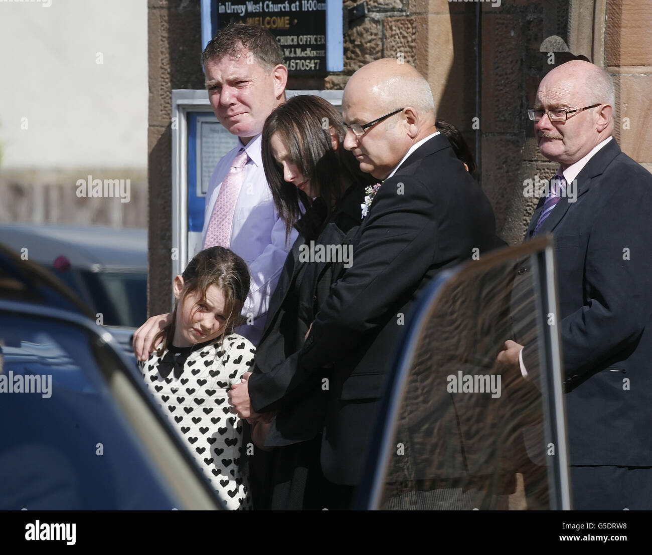 Le père Garry Mackay (2e à gauche), la mère Wendy MacDonald (3e à