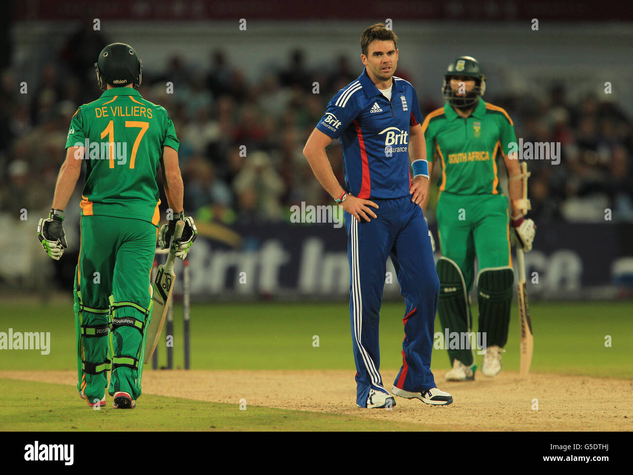 Cricket - Fifth NatWest One Day International - Angleterre / Afrique du Sud - Trent Bridge.James Anderson, en Angleterre, ne peut pas empêcher Hashim Amla et AB de Villiers, en Afrique du Sud, de s'accumuler sur les pistes Banque D'Images