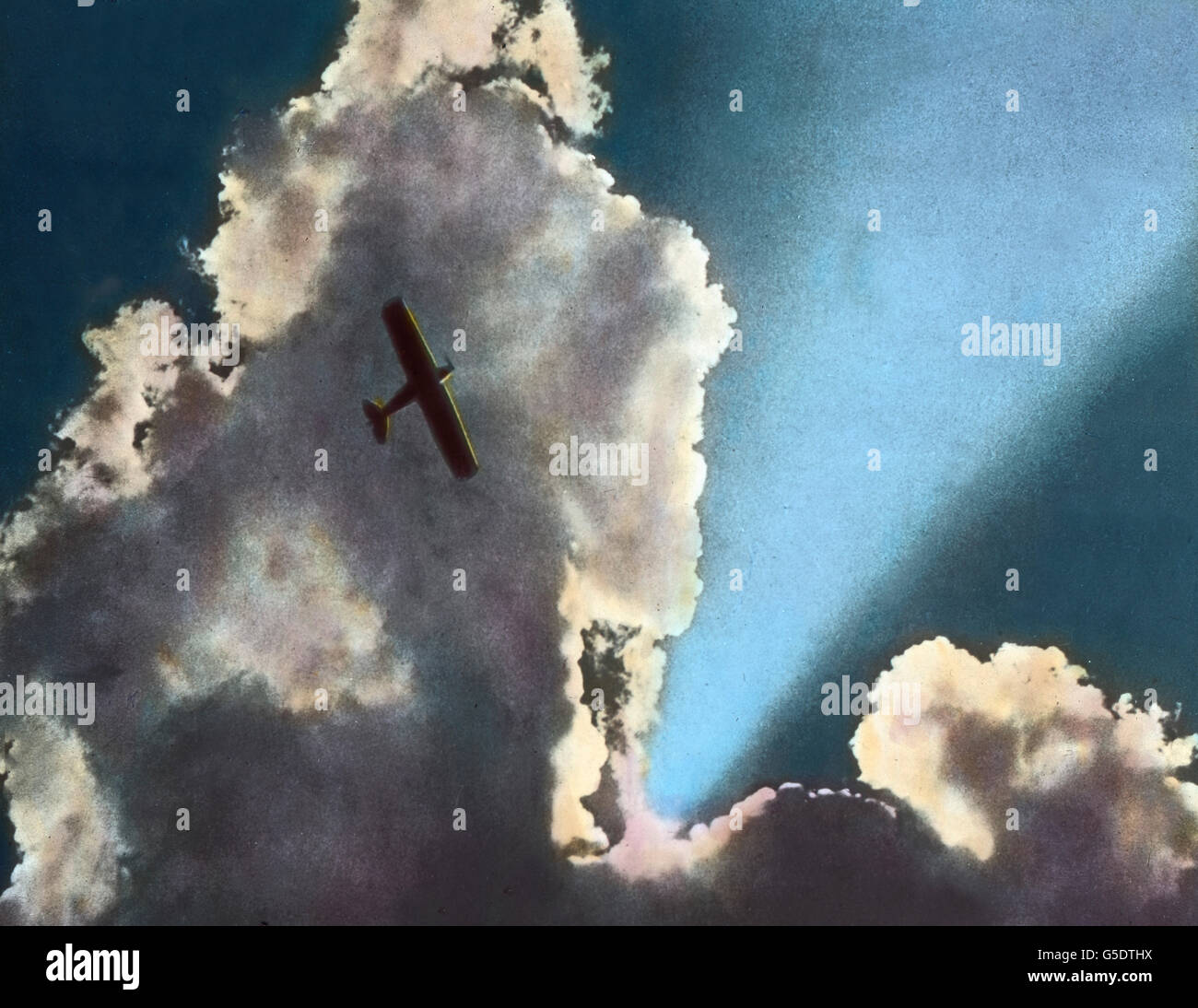 Ein Flugzeug dreht über der Stadt Tokio seine Runden. L'Asie, Japon, Asie, voyage, années 10, 20, 20e siècle, archive, Carl Simon, histoire, historique, avion, trafic, infrastructures, aviation, vol, avion, ciel, nuage, symbolique, avion, avions, avions sur Tokyo, lame de verre colorée à la main Banque D'Images