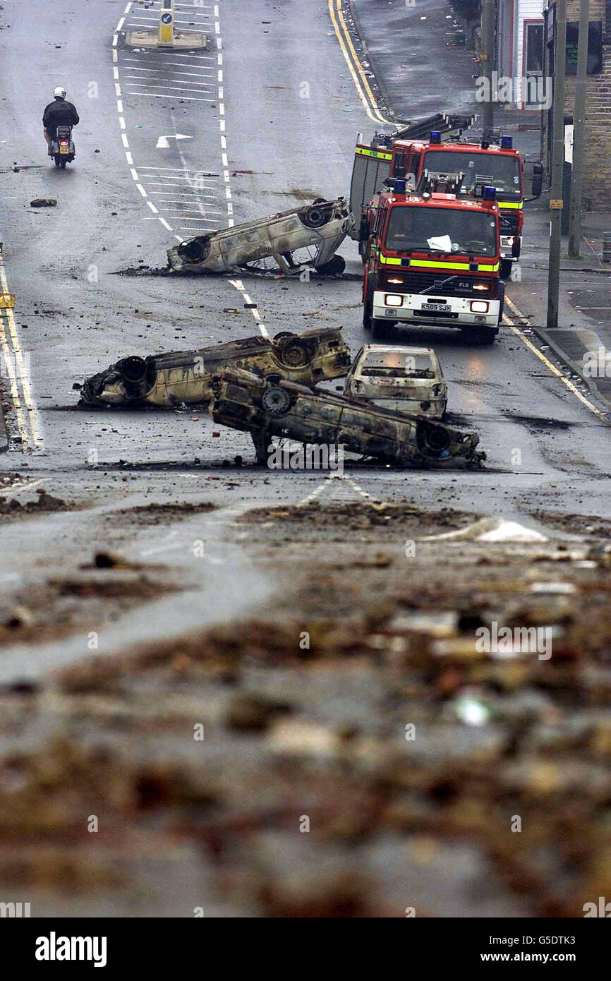 Deux voitures incendiées ont été brûlées dans la région de Manningham à Bradford, après la violence de la nuit dernière dans la ville qui a été déclenchée par une manifestation de la Ligue anti-nazie contre le Front national. Banque D'Images