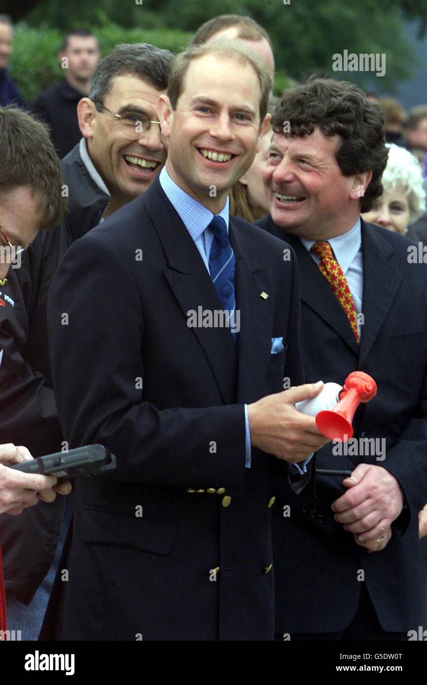 Le comte de Wessex commence le Triathlon alors que lui et sa femme, la comtesse de Wessex, assistent aux Jeux de l'île du centre sportif de Natonal à Ramsey, le dimanche de l'île de Man , le dernier jour d'une visite de trois jours sur l'île. Banque D'Images