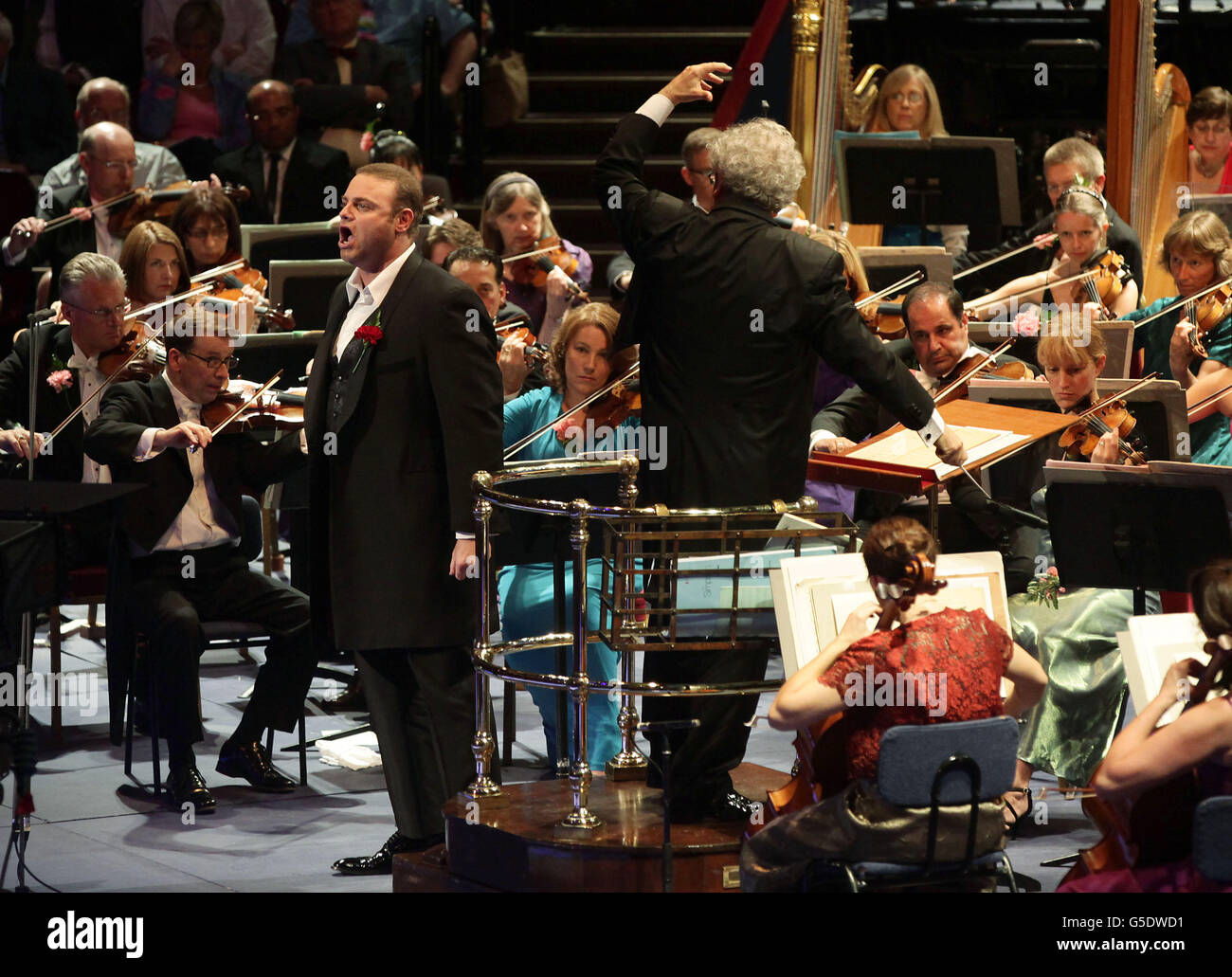 Le chef d'orchestre Jiri Belohlavek avec le chanteur Joseph Calleja qui joue pendant la BBC la dernière nuit des Proms, au Royal Albert Hall de Londres. Banque D'Images