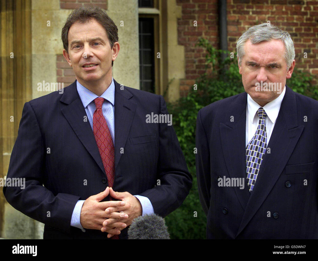 Le Premier ministre britannique Tony Blair, L, avec son homologue irlandais Bertie Ahern, s'entretenir avec les médias à Checkrs, près d'Aylesbury. Les deux premiers ministres se dirigent vers une session de pourparlers dans un pays du Shropshire pour tenter de faire avancer le processus de paix en Irlande du Nord. 16/1/04: Ony Blair a eu des entretiens avec de hauts ministres sur les progrès de ses réformes du secteur public. Les ministres discutaient de l'impact des politiques gouvernementales en matière d'éducation, de santé et de criminalité lors de la retraite officielle du Premier ministre dans les pays, Chequers Banque D'Images