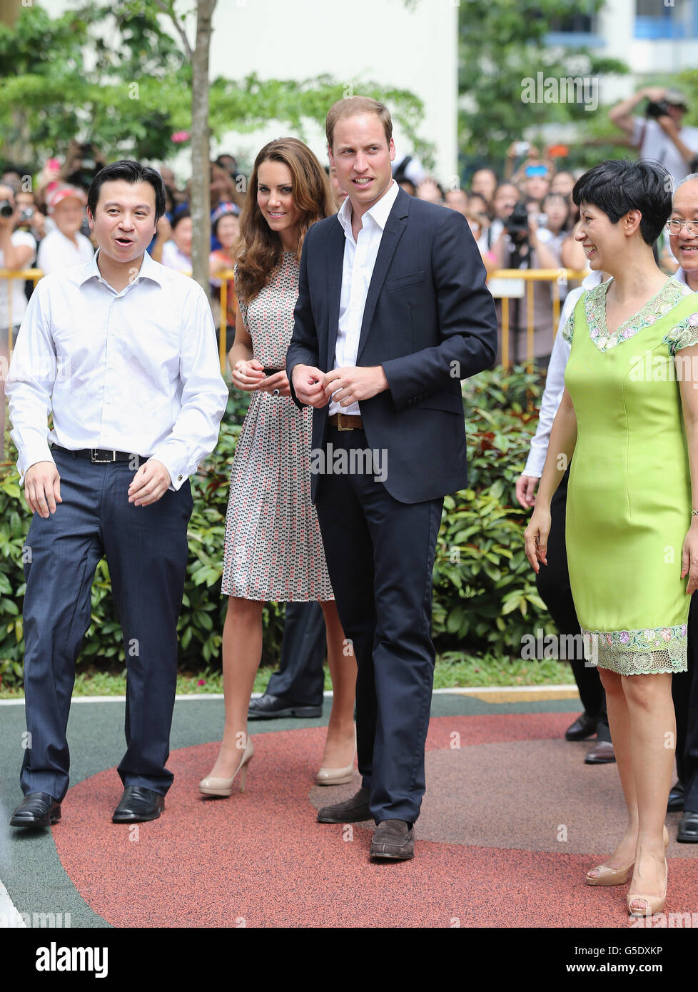 Le duc et la duchesse de Cambridge regardent une démonstration lors d'une visite à Queenstown à Singapour, dans le cadre d'une visite de neuf jours de l'extrême-Orient et du Pacifique Sud, en l'honneur du Jubilé de diamant de la Reine. Banque D'Images