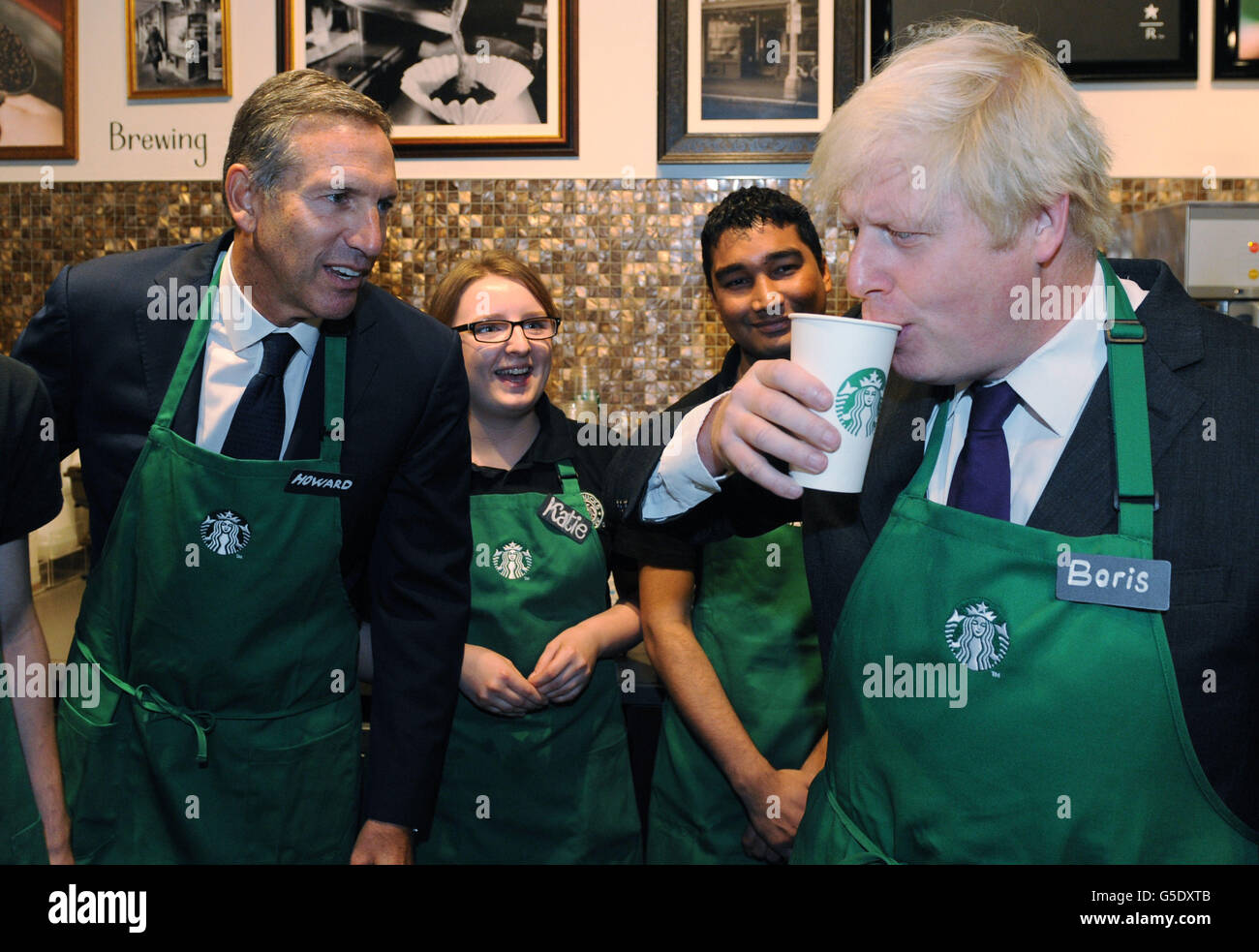 Boris Johnson, maire de Londres, et Howard Shultz, PDG de Starbucks, rencontrent le personnel d'un Starbucks de Mayfair, Londres, où ils ont annoncé une initiative pour la chaîne du café visant à embaucher davantage d'apprentis à travers Londres. Banque D'Images