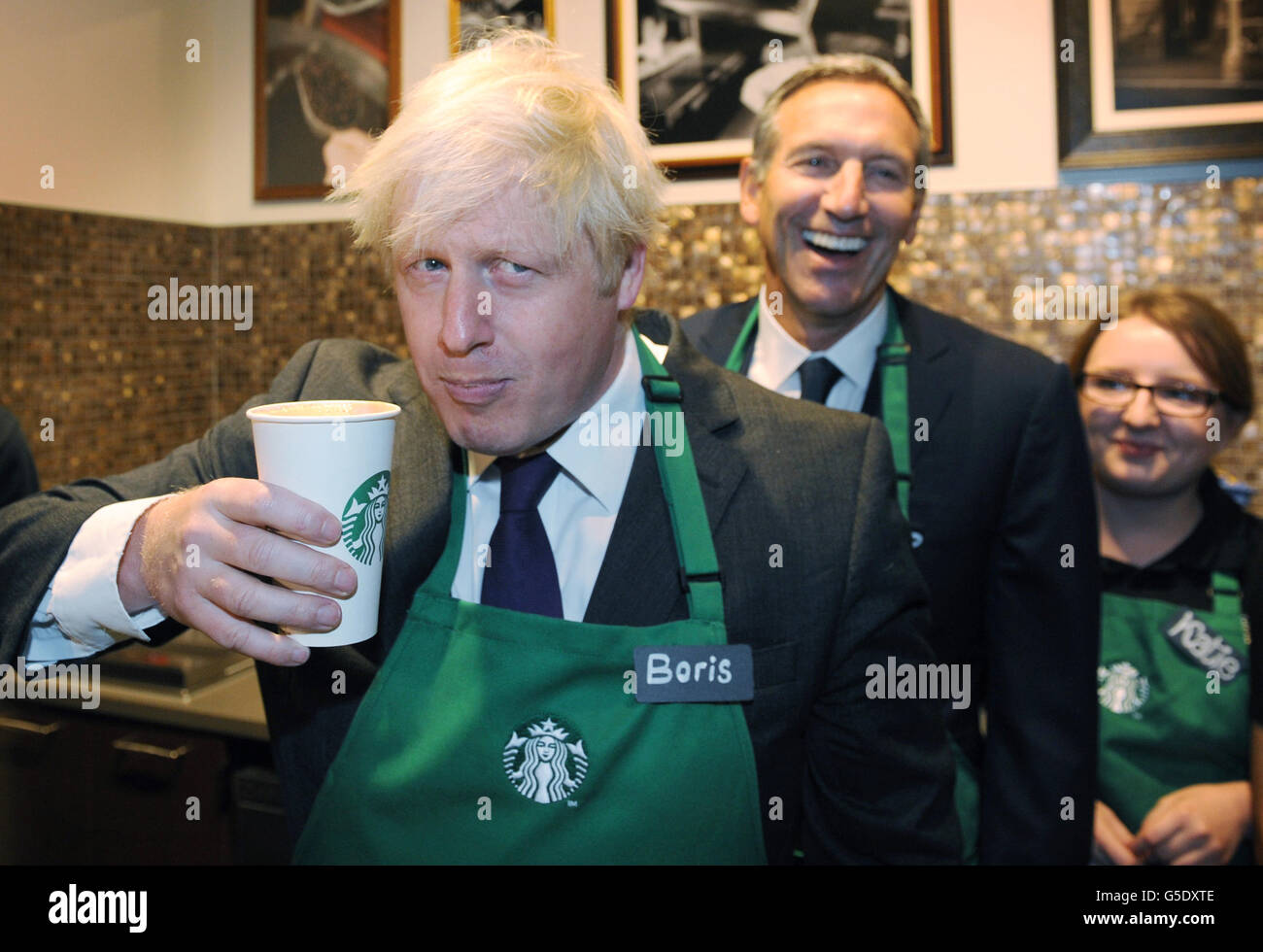 Boris Johnson, maire de Londres, et Howard Shultz, PDG de Starbucks, rencontrent le personnel d'un Starbucks de Mayfair, Londres, où ils ont annoncé une initiative pour la chaîne du café visant à embaucher davantage d'apprentis à travers Londres. Banque D'Images