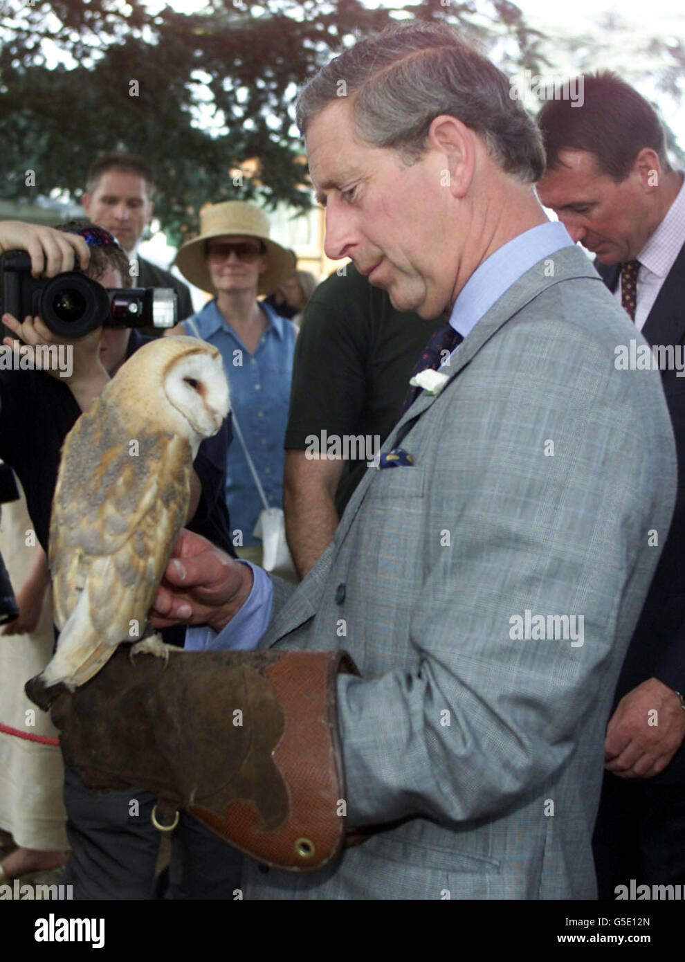 Le Prince de Galles tient une chouette de grange appelée Dusk lors de sa visite à la foire de jeux de l'Association des propriétaires fonciers de pays, près de Biggleswade, Bedfordshire.Le Prince Charles a également discuté de la fauconnerie avec des experts de l'école anglaise de Falconry, située à proximité.* ... et a vu des expositions de tournage d'argile. Banque D'Images