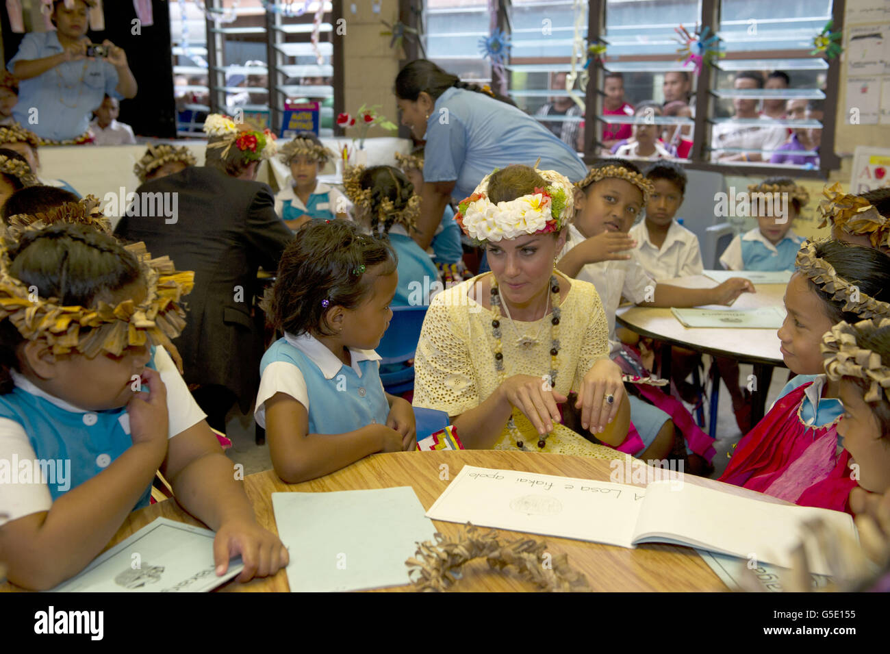 KATE ET WILLIAM VISITER NAUTI PRIMARY SCHOOL TUVALU ARTHUR PIC EDWARDS : Banque D'Images