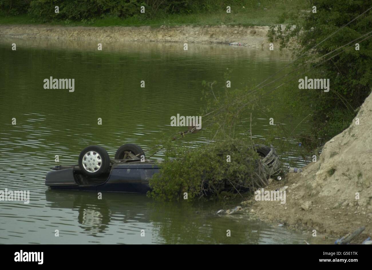 La police récupère une voiture bleue Vauxhall Astra du Blue Lagoon, Arlesley, Bedfordshire.Trois enfants se battaient pour la vie après avoir été tirés de la voiture qui a roulé dans un lac.Trois adultes ont réussi à s'échapper de la voiture après qu'elle soit entrée dans l'eau.* la voiture a été pensée pour avoir été sous l'eau pendant environ une heure avant que les enfants ont été sortis.Plus tard, ils étaient tous dans un état critique à l'hôpital Lister, Stevenage.* 07/09/2001: Courtney Barker, 22 ans, de Luton, l'homme qui conduisait l'Astra dans laquelle trois enfants, les frères Imran Khan, six ans, et Aaron Khan, Banque D'Images