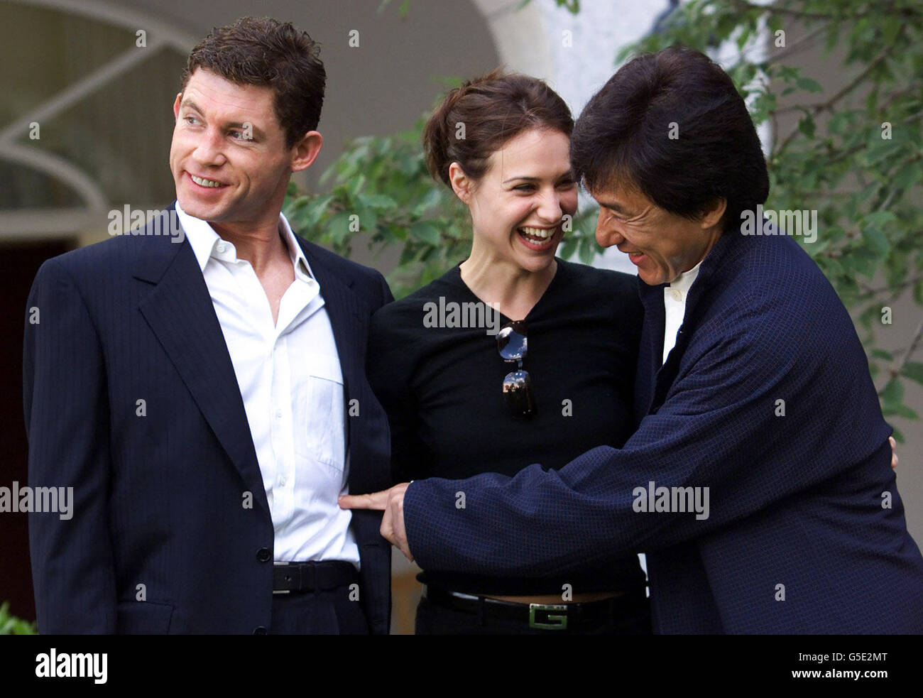 L'acteur et comédien britannique Lee Evans (à gauche) avec l'actrice Claire Forlani et l'acteur des arts martiaux Jackie Chan, lors d'une séance photo à Dublin pour annoncer le tournage des sites irlandais de la comédie d'action « Highliers ».* le film basé sur un cop de Hong Kong, joué par Chan, qui présente un syndicat international d'esclavage.Le tournage doit avoir lieu en Irlande et en Asie. Banque D'Images