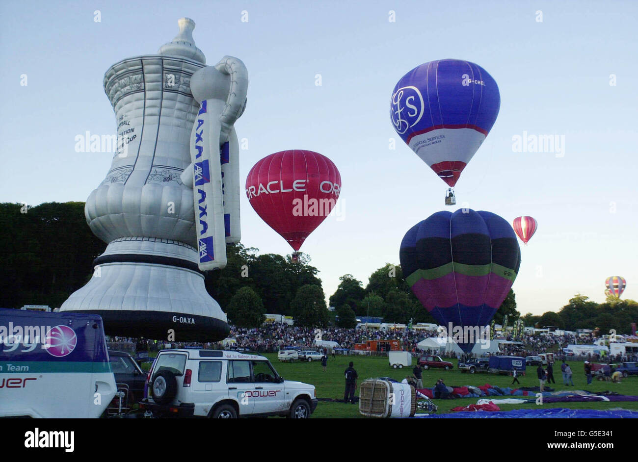 Ballons se levant pour la première fois dans la Bristol International  Balloon Fiesta de cette année, mais avec des restrictions spéciales pour  les arrêter la propagation de la fièvre aphteuse. Environ 30
