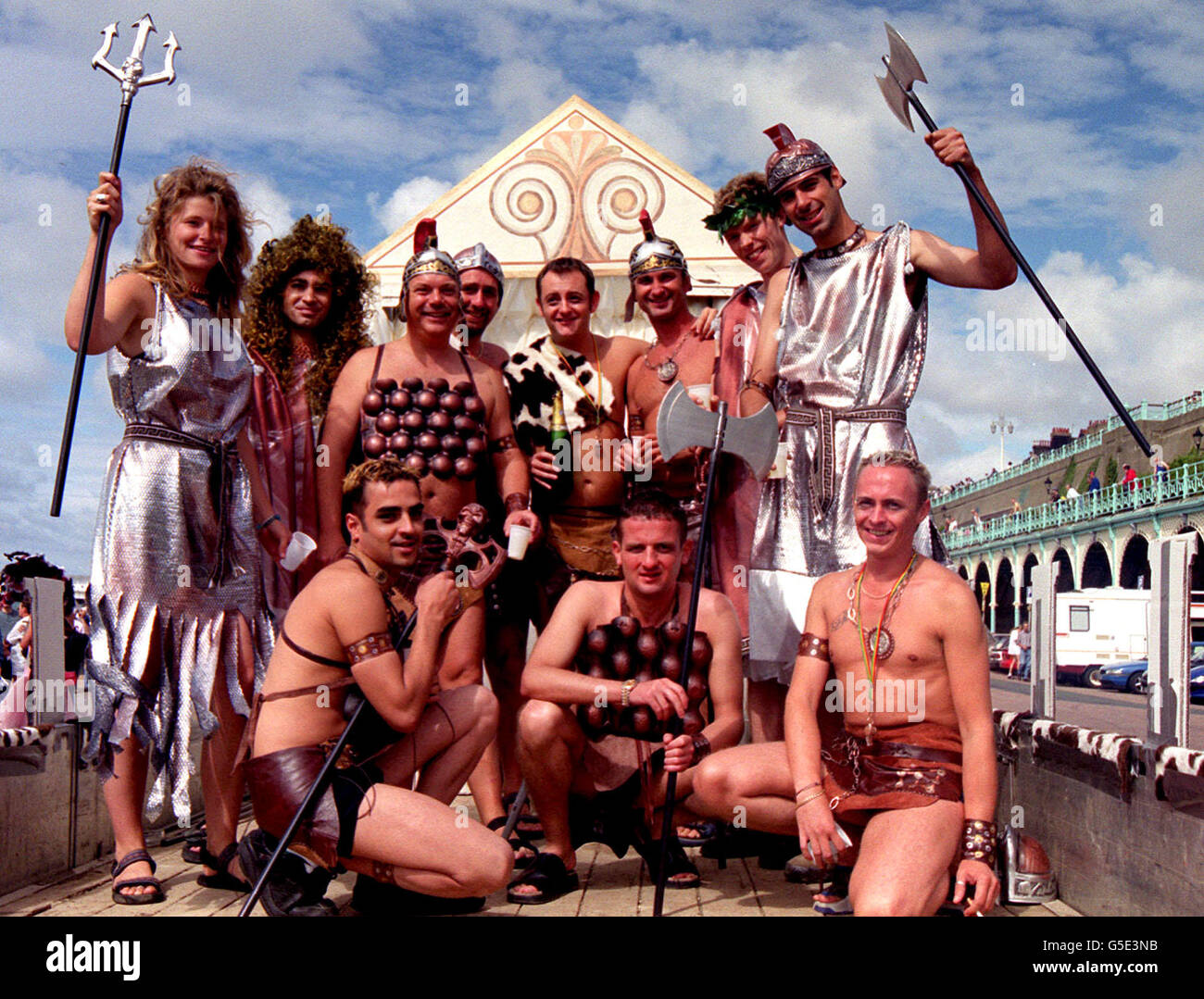 Les fêtards vêtus de gladiateurs romains assistent au festival gay Pride à Preston Park, Brighton. Banque D'Images