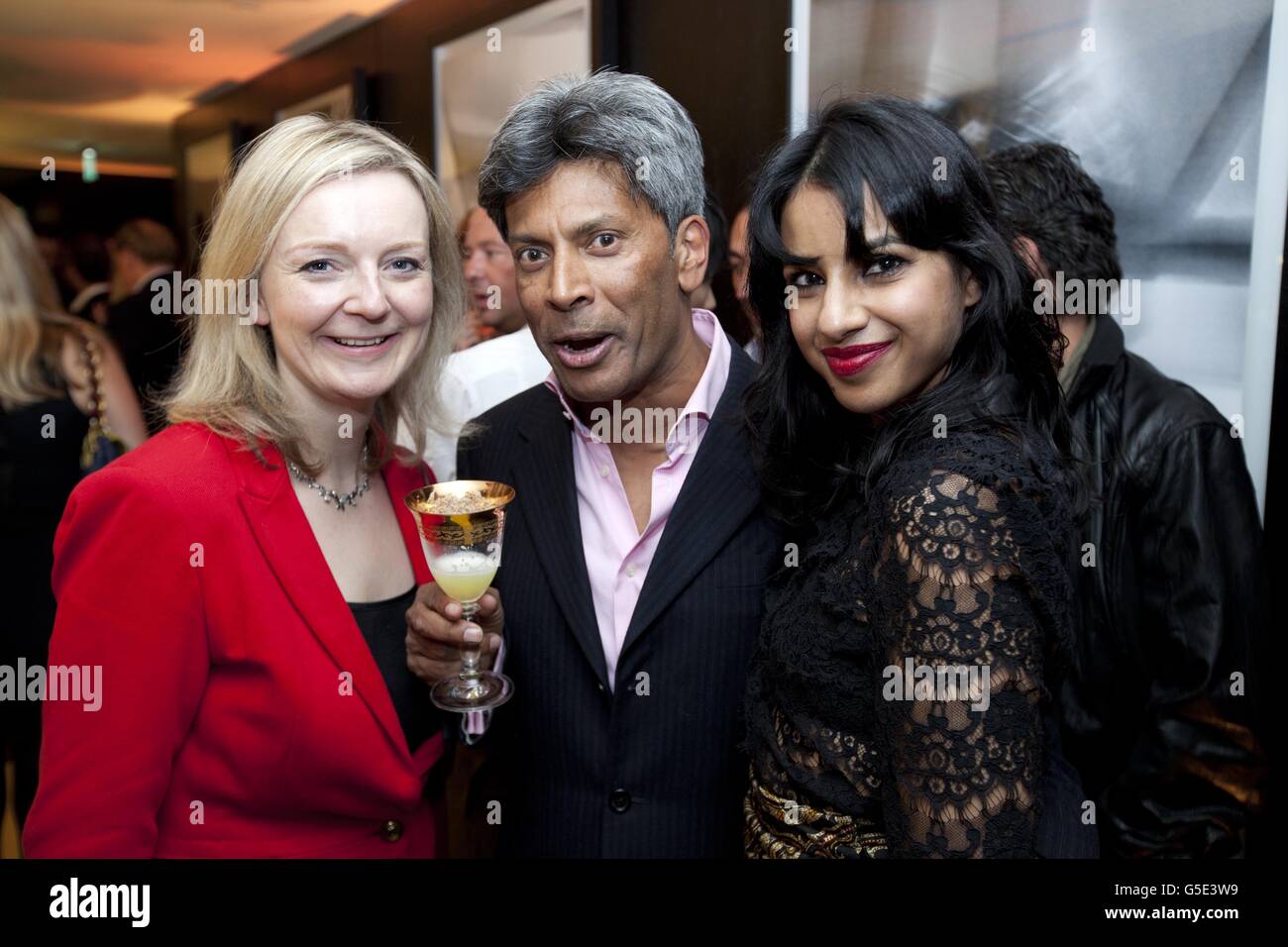 (De gauche à droite) Elizabeth Truss MP, PDG de D&D London des Gunawardena et le chef de la célébrité Ravinder Bhogal, lors du lancement de l'hôtel South place à Londres, le premier hôtel du restaurateur D&D London, alors que la soirée de lancement a rendu hommage à l'anneau de Spy Moorgate des années 1920. Banque D'Images