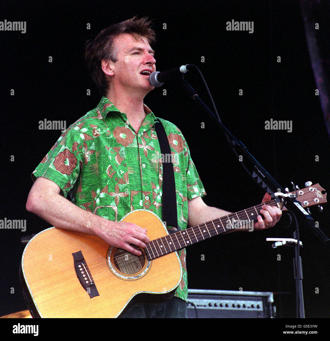 Le musicien Neil Finn se présentant sur scène au concert V2001 à Hylands Park, Chelmsford, Essex. Banque D'Images