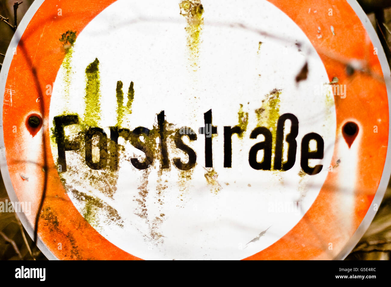 Old rusty signe, signe d'interdiction, passage interdit, 'Forststrasse', l'allemand pour chemin d'exploitation forestière Banque D'Images