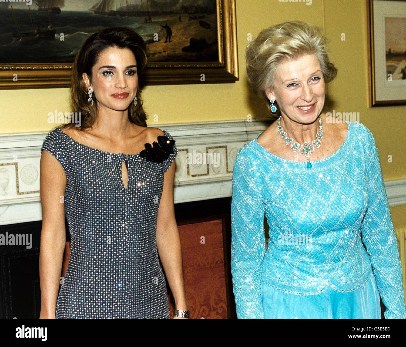 La princesse Alexandra (R) et la reine Rania de Jordanie posent pour les médias après leur arrivée au Bureau des affaires étrangères et du Commonwealth, à Londres, pour le bal de charité du gala des nuits du milieu de l'été, en aide à la Croix-Rouge britannique. Banque D'Images