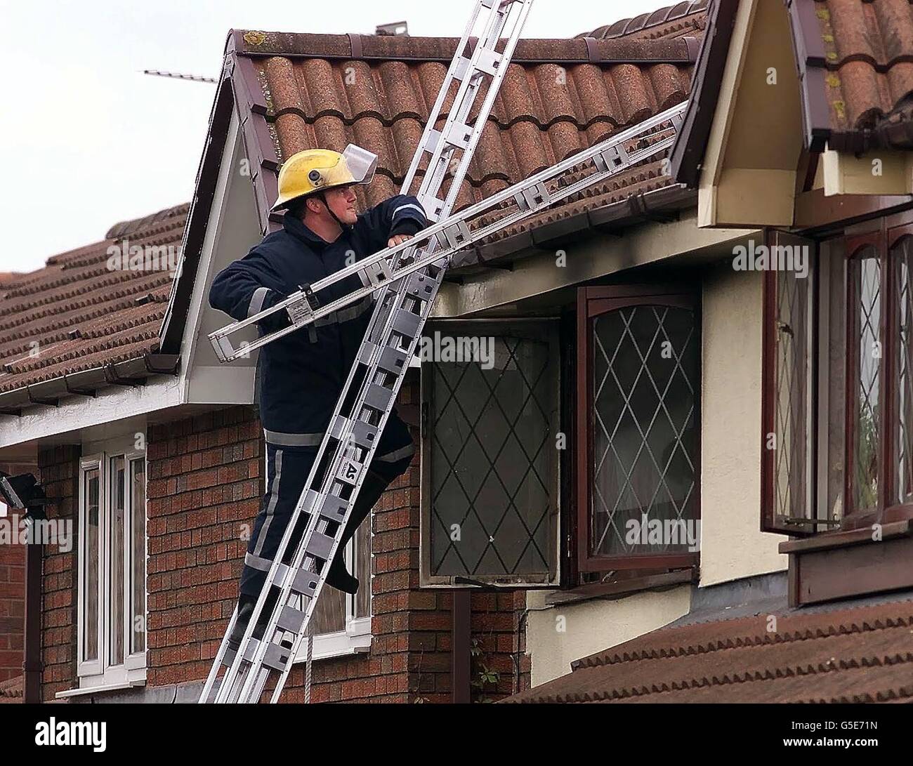 Un pompier examine les dommages causés à une fenêtre de chambre au premier étage dans une maison de Droylesden, Tameside, dans le Grand Manchester, où trois personnes, dont un enfant, sont mortes quand le feu a balayé leur maison. Un autre enfant âgé de 6 ans a été transporté à l'hôpital après avoir été secouru. * du feu, par les voisins. La police a déclaré que l'incendie avait commencé dans une chambre au premier étage de la maison, mais il était trop tôt pour en connaître la cause. Les pompiers ont été appelés à la maison de Drayfields peu avant 2.30 heures du matin, les corps des victimes ont été découverts à l'intérieur après que les services d'urgence ont utilisé des appareils respiratoires pour entrer. Banque D'Images Un pompier examine les dommages causés à une fenêtre de chambre au premier étage dans une maison de Droylesden, Tameside, dans le Grand Manchester, où trois personnes, dont un enfant, sont mortes quand le feu a balayé leur maison. Un autre enfant âgé de 6 ans a été transporté à l'hôpital après avoir été secouru. * du feu, par les voisins. La police a déclaré que l'incendie avait commencé dans une chambre au premier étage de la maison, mais il était trop tôt pour en connaître la cause. Les pompiers ont été appelés à la maison de Drayfields peu avant 2.30 heures du matin, les corps des victimes ont été découverts à l'intérieur après que les services d'urgence ont utilisé des appareils respiratoires pour entrer. Banque D'Images
