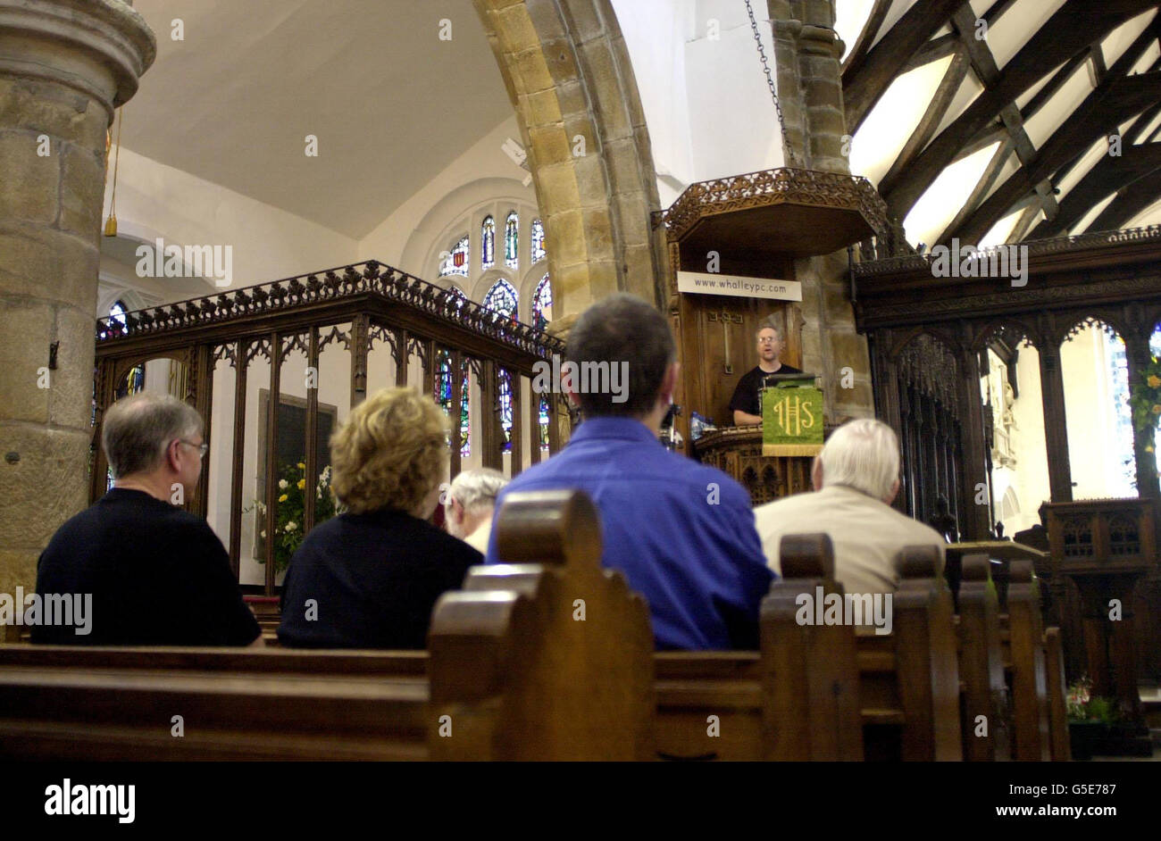 Les premiers membres de la congrégation se joignent au Rév. Chris Sterry, vicaire de Whalley dans le Lancashire, qui espère entrer dans les livres de records lorsqu'il termine un sermon de 36 heures qui a commencé le 29/06/01 à 6.30 heures et se poursuivra jusqu'au 30/06/01 soir.* il espère battre la marque existante du Livre Guinness des records de 27 heures 30 minutes pour un discours sans script et dans le processus gagner 2,000 vers les fonds de l'église.Les règles stipulent qu'il ne doit pas se répéter, ni parler de non-sens, et qu'il est autorisé à faire une pause de 10 secondes maximum.Il peut prendre une pause de 15 minutes toutes les huit heures. Banque D'Images
