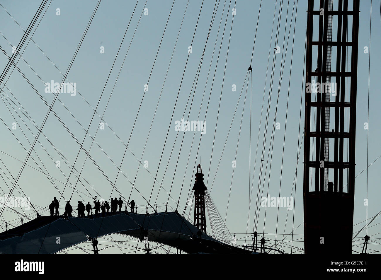 Une vue générale de l'O2 Arena tandis que les gens se promène sur le toit depuis le téléphérique Emirates Airline qui traverse la Tamise de North Greenwich aux Royal Docks. Banque D'Images
