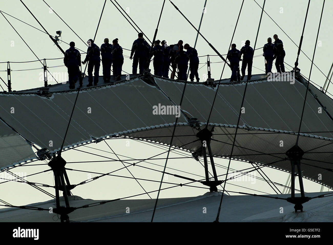 Une vue générale de l'O2 Arena tandis que les gens se promène sur le toit depuis le téléphérique Emirates Airline qui traverse la Tamise de North Greenwich aux Royal Docks. Banque D'Images