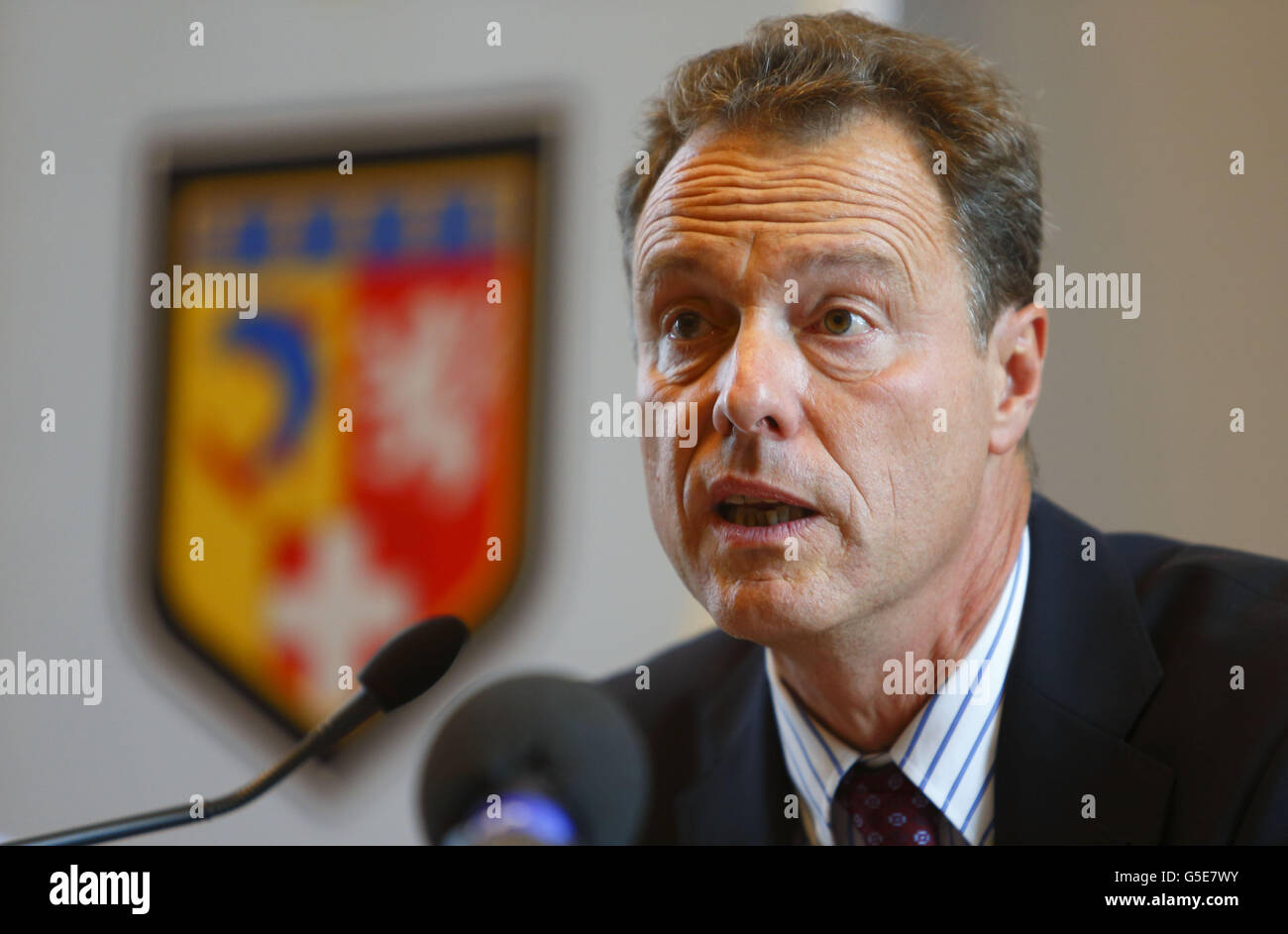 Eric Maillaud, le Procureur d'Annecy, tient une conférence de presse dans la ville de la haute-Savoie, dans le sud-est de la France, après l'attaque qui a laissé le conducteur, deux femmes et un cycliste mort.Maillaud l'a décrit comme un acte de 'sauvagerie brute'. Banque D'Images