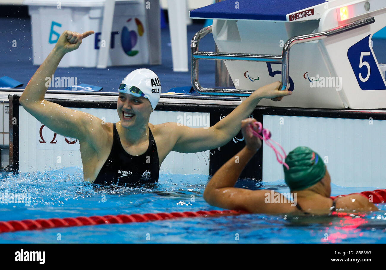 Ellie Cole d'Australie célèbre la défaite de Natalie du toit en Afrique du Sud dans le Freestyle S9 de 100m féminin au centre aquatique, au parc olympique, pendant les Jeux paralympiques de Londres. Banque D'Images