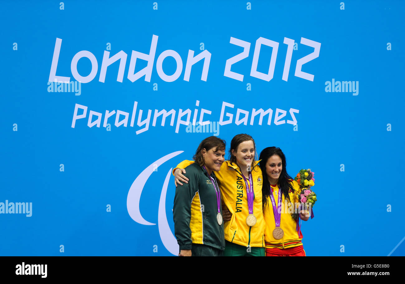 Ellie Cole d'Australie, le gagnant du 100m Freestyle S9. Natalie du Tait, lauréate de la médaille d'argent en Afrique du Sud, et Sarai Gascon, médaillée de bronze en Espagne (à droite) au centre aquatique de Londres Banque D'Images