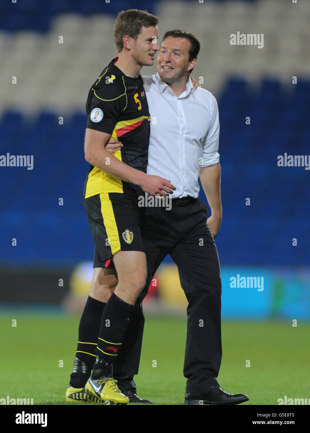 Le Manager belge Marc Wilmot fête avec le gardien de but Jan Vertonghen après leur victoire sur le pays de Galles en 2-0 lors du match de qualification de la coupe du monde de la Fifa 2014 au Cardiff City Stadium, Cardiff. Banque D'Images