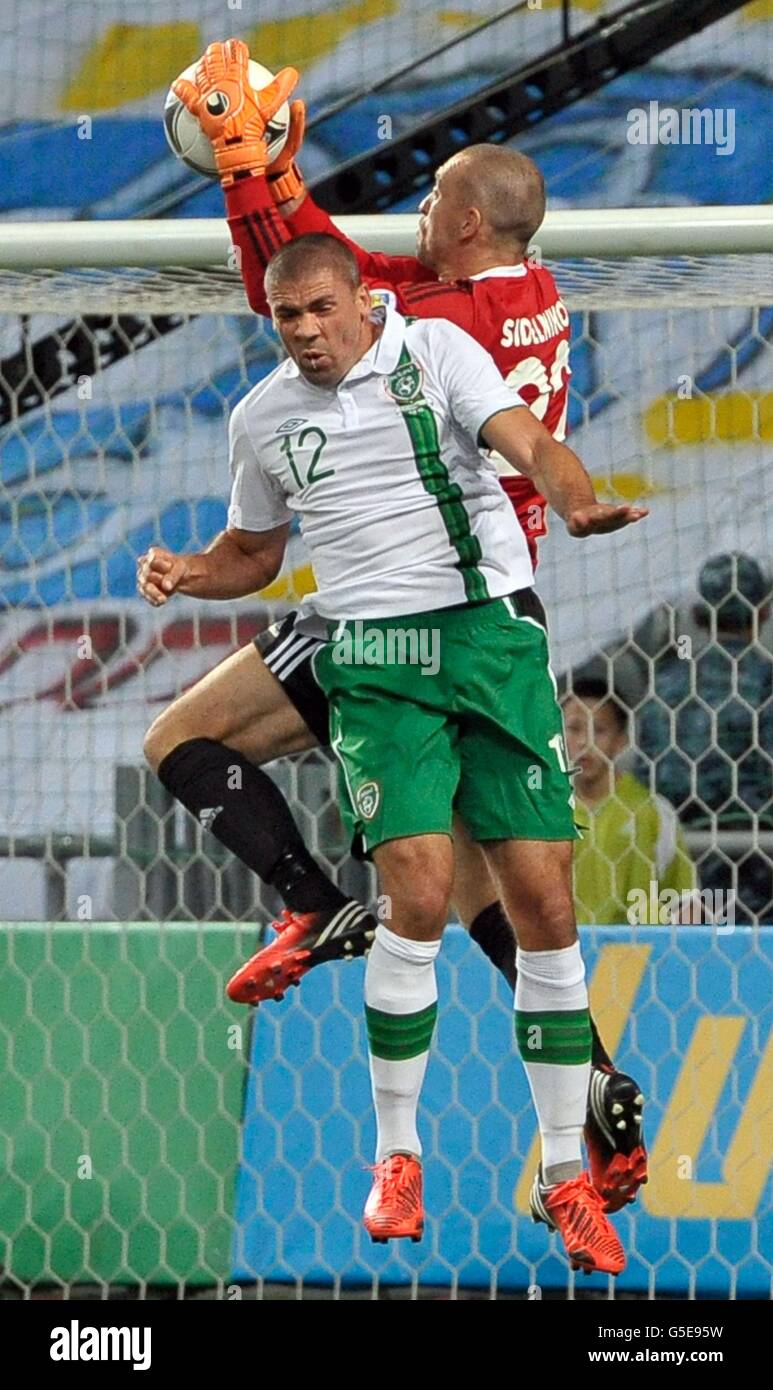 Jonathan Walters, de la République d'Irlande, saute pour le ballon lors du match de qualification de la coupe du monde de la Fifa 2014 à Astana Arena, Astana. Banque D'Images
