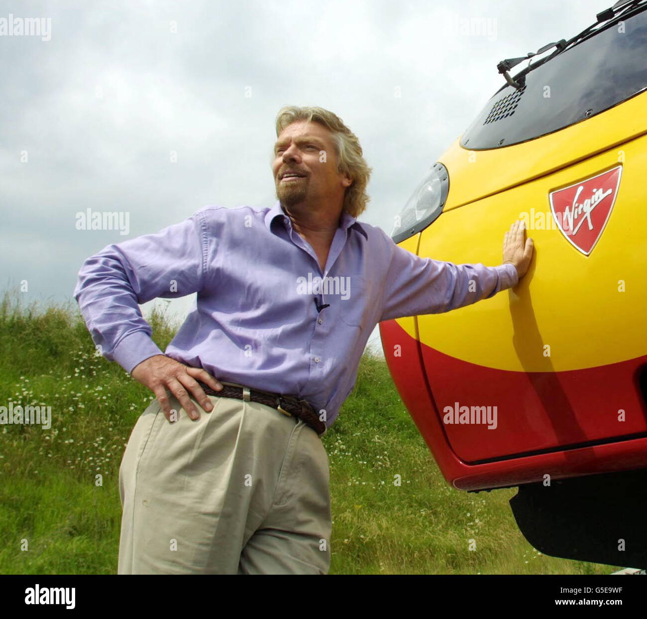 Le patron de Virgin Sir Richard Branson dévoile le train suspendu incliné de 140 km/h de Virgin trains près de Melton Mowbray.Le train devrait réduire considérablement les temps de trajet entre Londres et l'Écosse, la ligne principale de Virgin Rail sur la côte ouest, et sera l'une des 53 lignes qui seront en service.*30/04/02: Sir Richard Branson montrait un de ses trains basculants à grande vitesse à Londres en raison des inquiétudes concernant les retards de leur introduction sur la ligne principale reliant Londres à l'Écosse de la côte ouest.Les nouveaux Pendolinos de conception italienne seront en mode non inclinable à 110 km/h plus tard cet été, mais les chefs des trains Virgin s'inquiètent de ce fait Banque D'Images