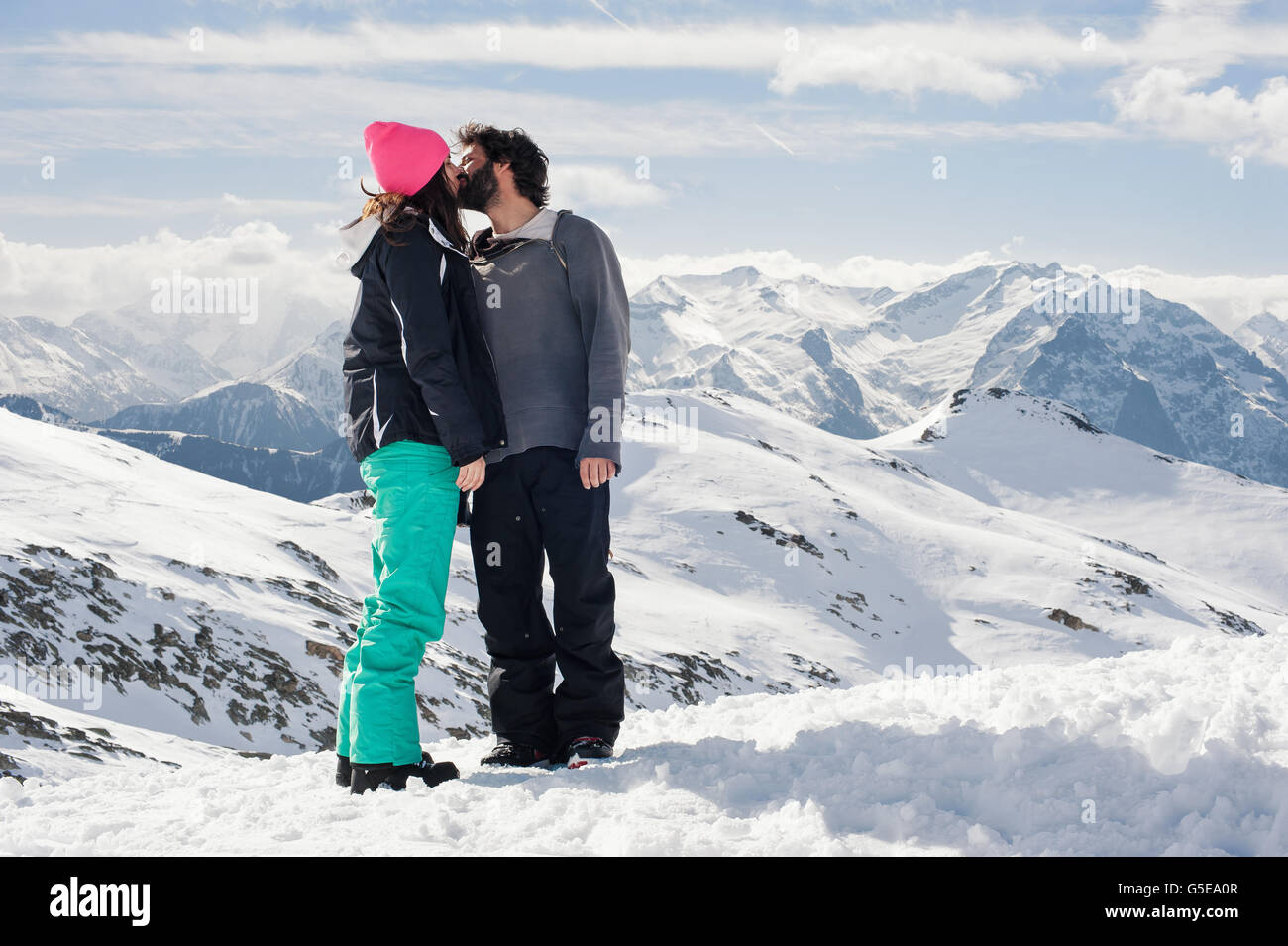 Jeune Couple Amoureux Sembrasser Sur Le Haut Dune Montagne
