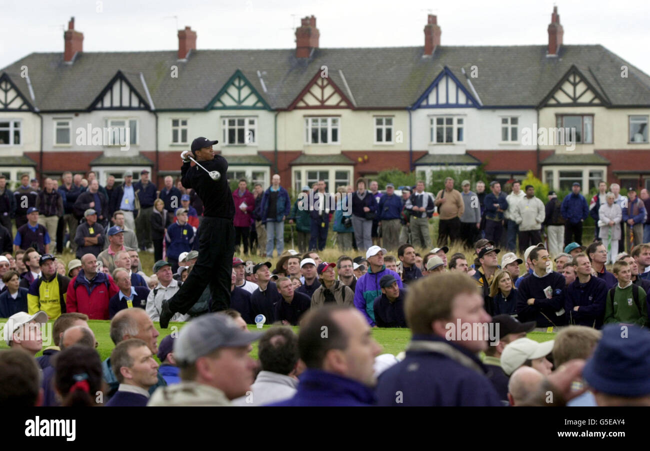 Les spectateurs regardent les Tiger Woods américains se mettre sur le 11ème trou pendant le premier tour de la 130ème Open Championnat au parcours de golf Royal Lytham & St Annes Banque D'Images