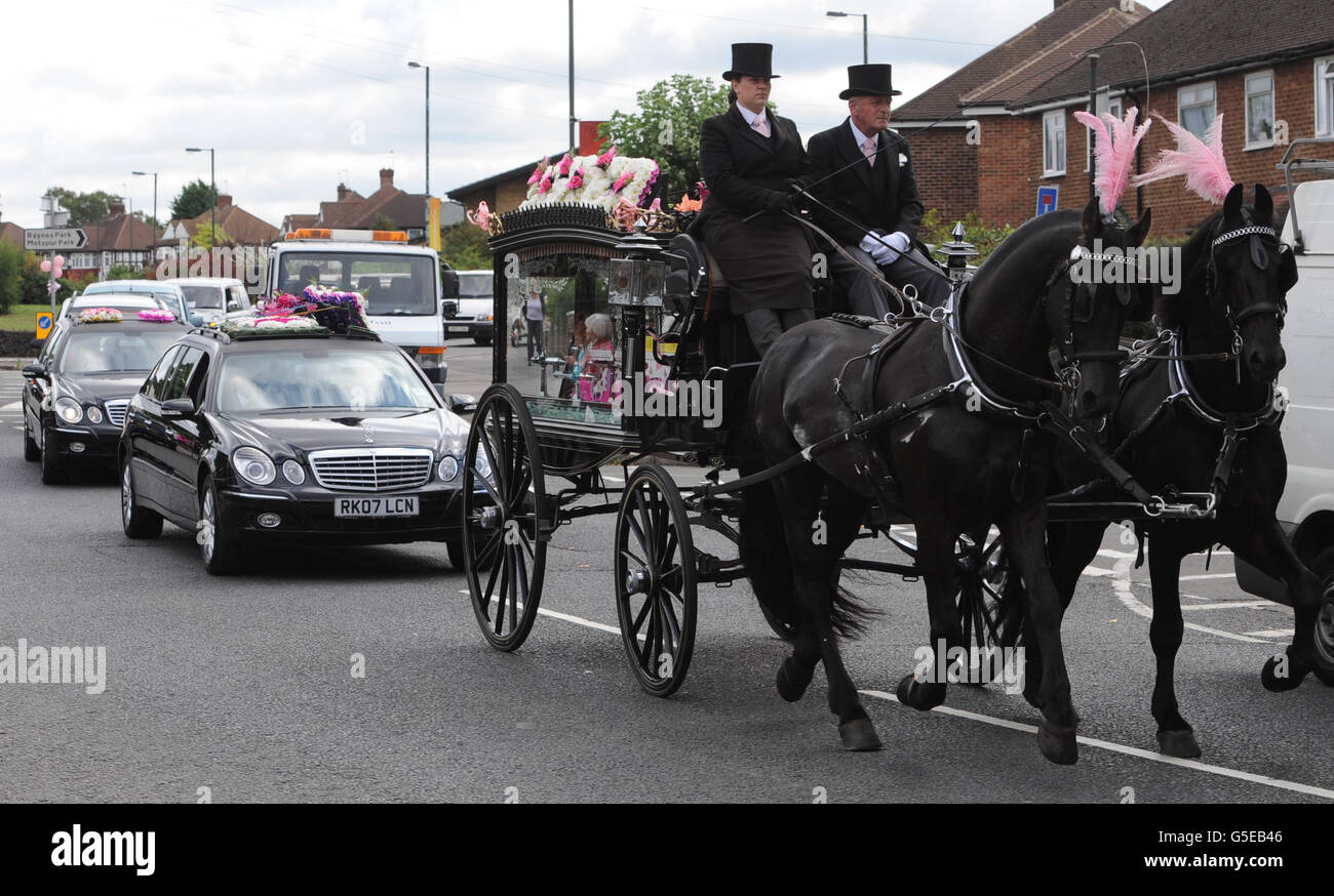 Le cortège arrive au crématorium de North East Surrey, à Morden, dans le Surrey, pour les funérailles de la jeune fille assassinée Tia Sharp. Banque D'Images