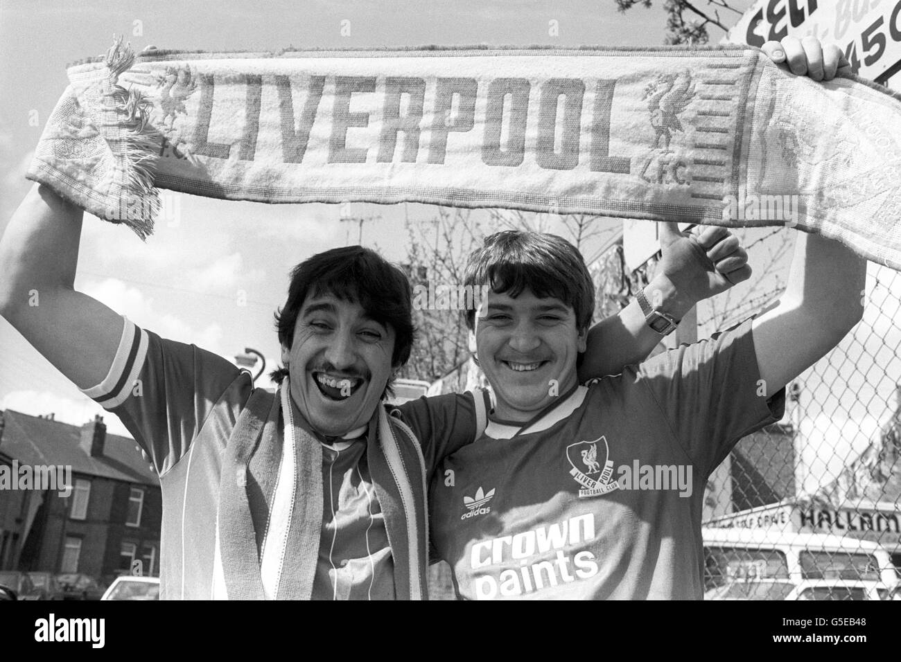 Les frères Darrell et Gary Sharman attendent avec impatience de voir leur bien-aimé Liverpool dans la demi-finale de la coupe FA. Banque D'Images