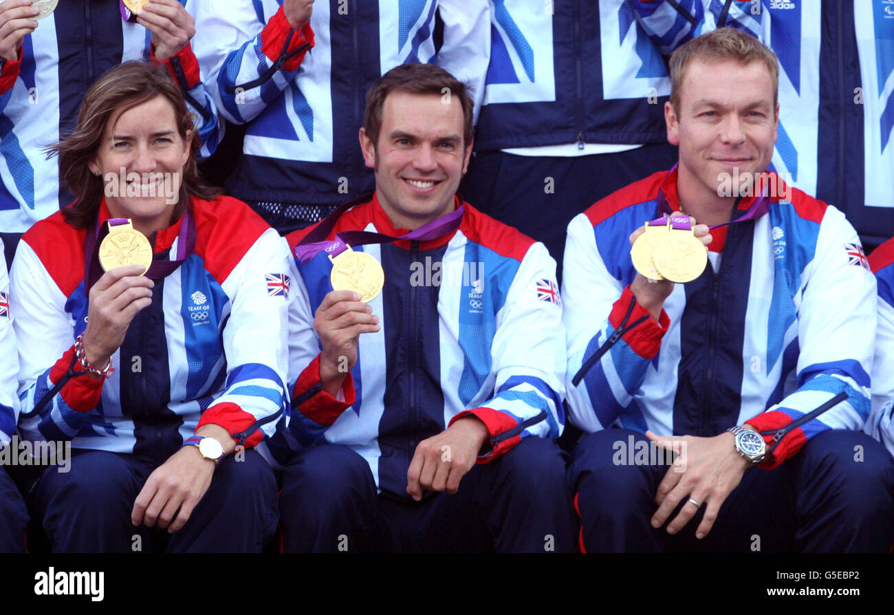 Six fois médaillé d'or, Sir Chris Hoy (à droite) Tim Baillie et Katherine Grainger (à gauche) se joignent à d'autres membres de l'équipe olympique et paralympique pour une photo de groupe avant le défilé officiel de la victoire des équipes olympiques et paralympiques d'Écosse à Glasgow. Banque D'Images