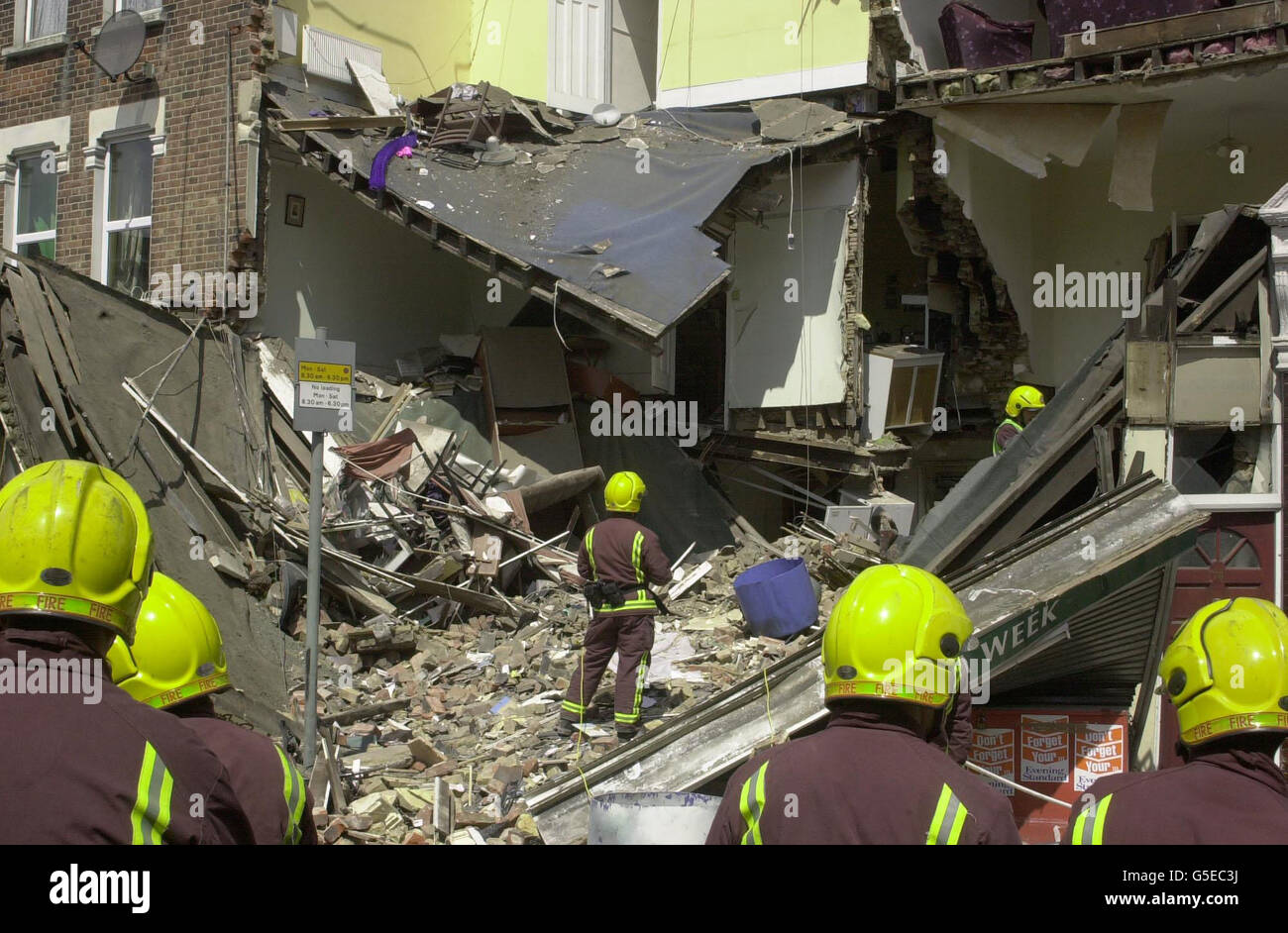 La scène dans un immeuble de trois étages d'appartements sur White Hart  Lane, dans le nord de Londres, après s'être effondrée avec jusqu'à sept  personnes craignaient d'être piégées sous les décombres. Les