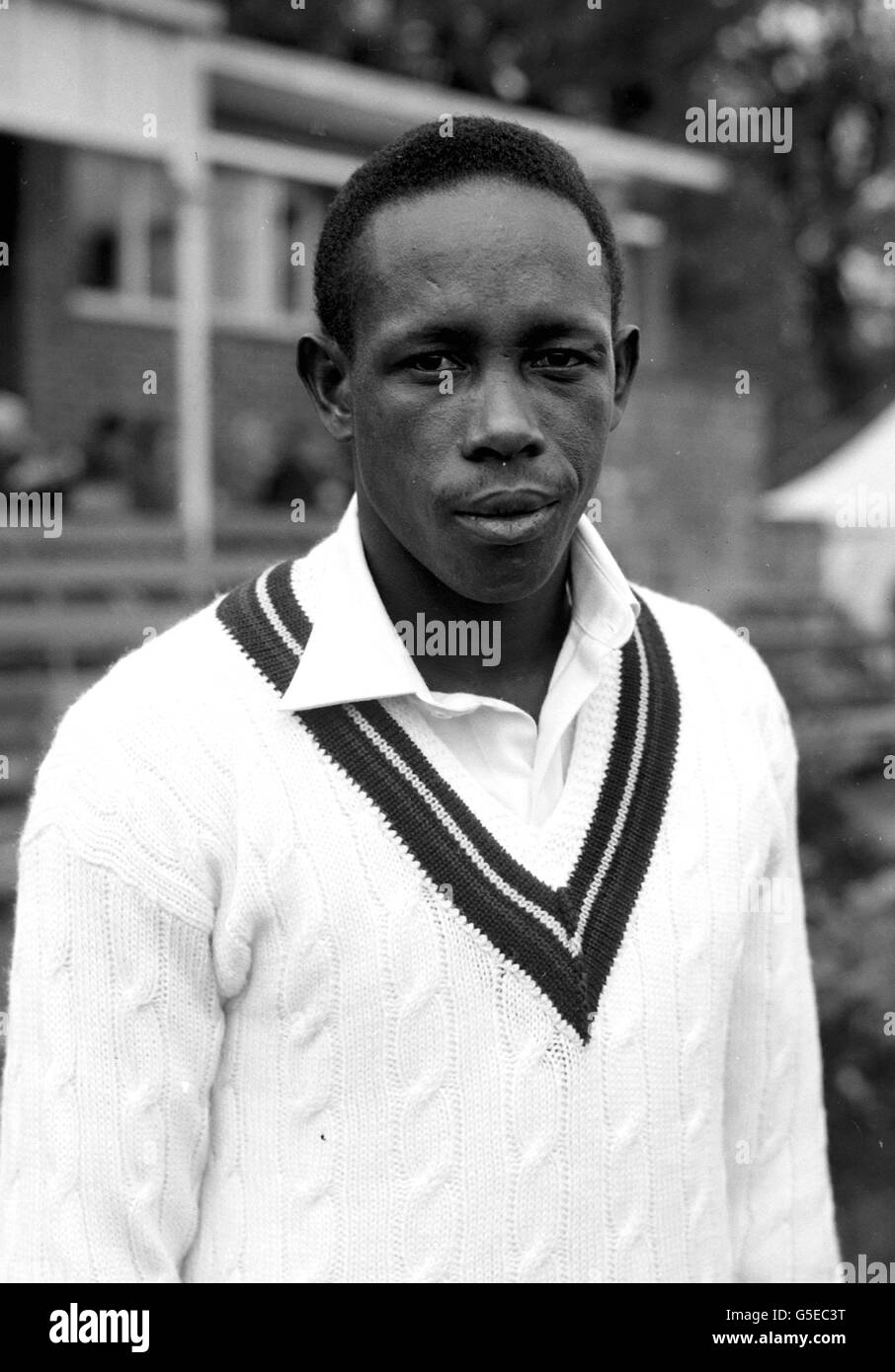 Roy Gilchrist qui, dans la tournée actuelle des Indes occidentales, peut confirmer les experts qui affirment qu'il est le plus rapide du monde. Gilchrist, 23 ans de Jamaïque, a fait ses débuts de cricket de première classe dans un match de tournoi de Georgetown. Banque D'Images